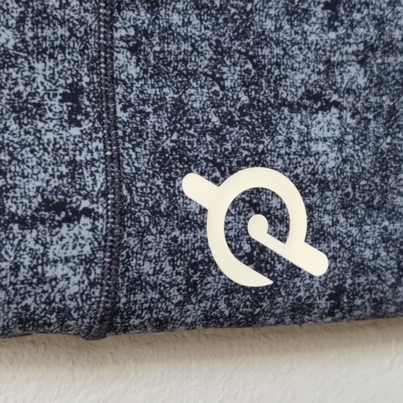 PELOTON LIKE NEW BLUE CAPRI LEGGINGS SIZE LARGE - Picture 4 of 7